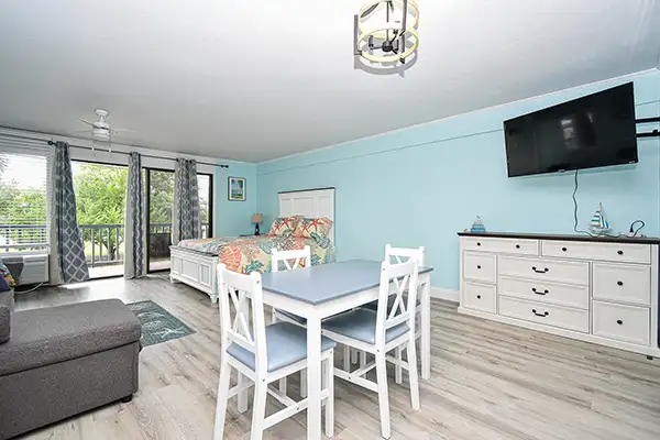 image of kitchen and dining area of cedar key resort rental